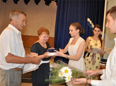 В Ташкенте вручили медали семейным парам, прожившим в браке не менее 25-ти лет 
