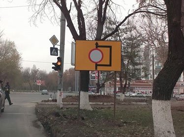 Дорожный знак в Шайхантаурском районе Ташкента стал головоломкой для водителей