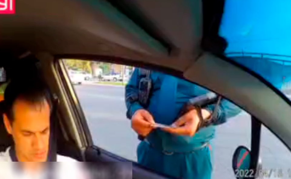 Инспектор ДПС пытался оштрафовать водителя за то, что он ездит в шортах. СБДД проводит проверку 