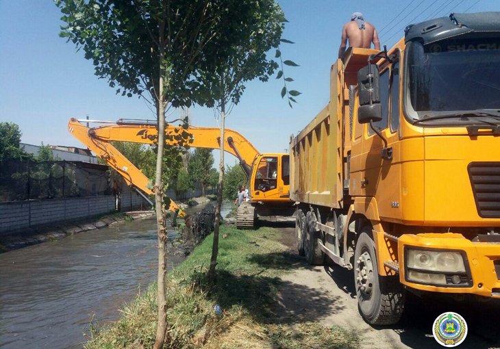 В Ташкенте продолжается расчистка каналов: вывезены тонны мусора (фото)