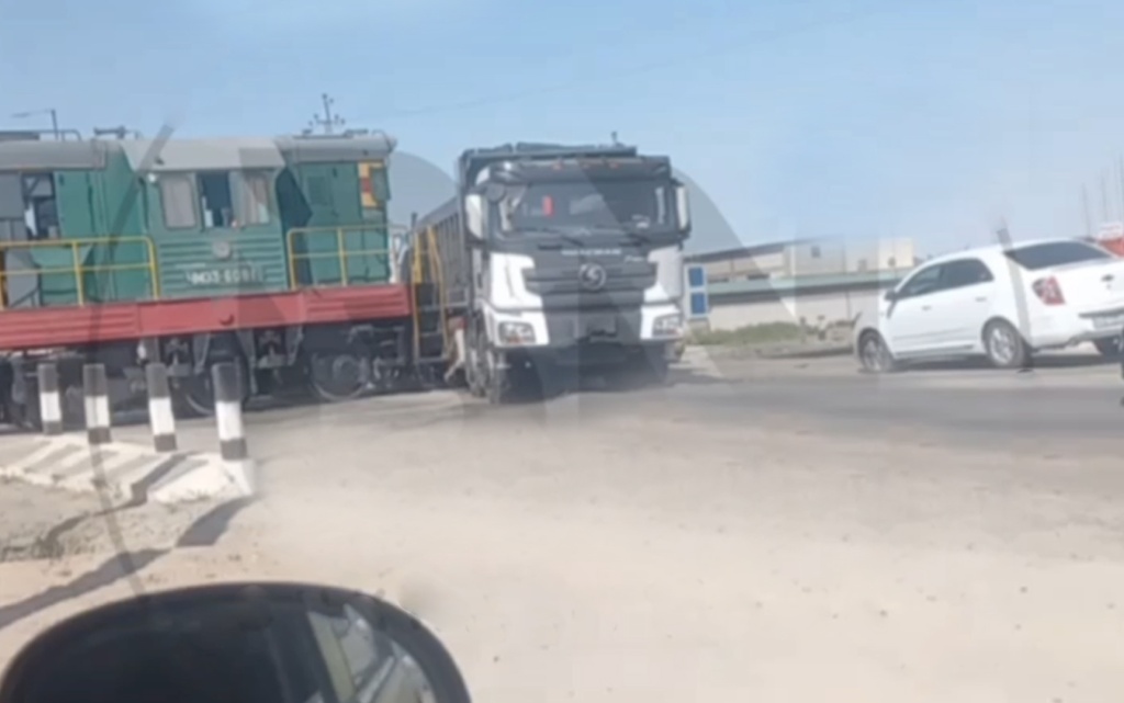 В Бухарской области тепловоз столкнулся с грузовиком. Видео 
