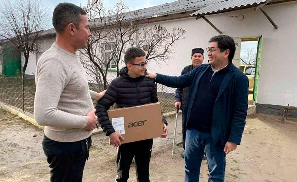 В хокимияте признали, что школьник из Самаркандской области получил старый ноутбук, отметив, что это было временное решение  