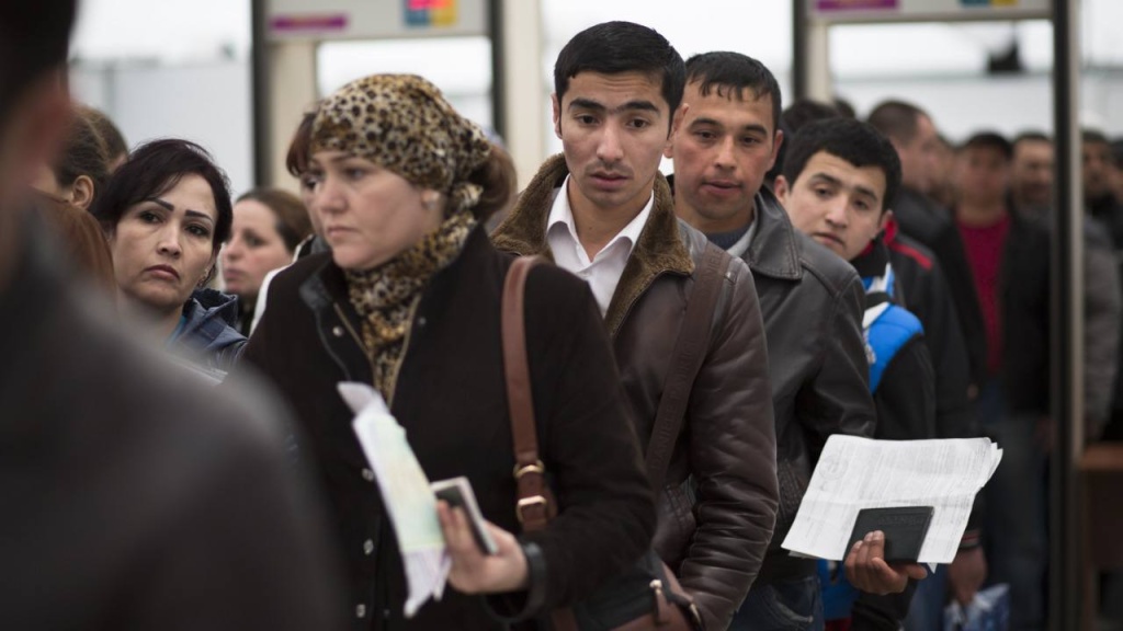 В России предложили ограничить соцвыплаты для мигрантов