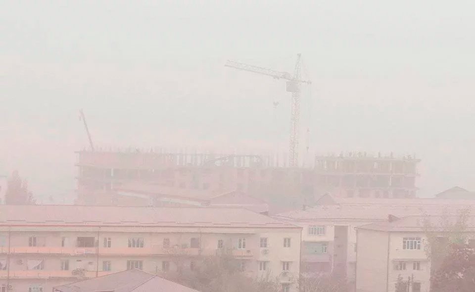 В Ташкенте сегодня отмечается сильное загрязнение воздуха пылью. Жителей и гостей столицы просят по возможности не выходить из дома