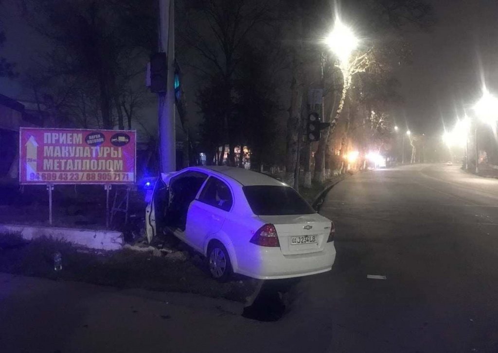 В Ташкенте водитель на скорости врезался в бетонный столб. Он скончался в больнице  