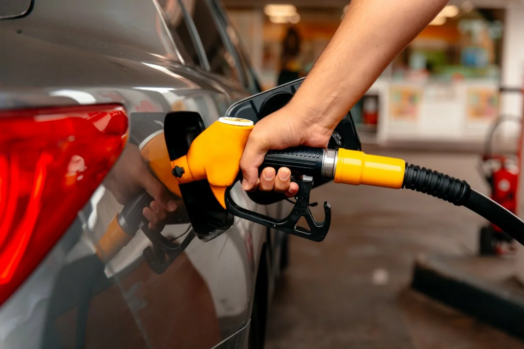 Министр энергетики пригрозил заправкам, которые завышают цены на бензин, отзывом лицензии 
