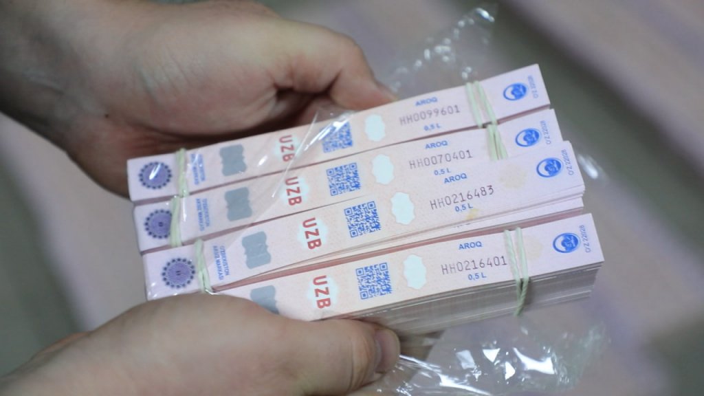 В Узбекистан пытались ввезти фальшивые акцизные марки для алкоголя почти на 10 миллиардов сумов