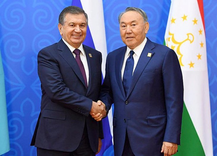 Шавкат Мирзиёев поздравил Нурсултана Назарбаева с праздником