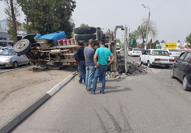 ДТП в Ташкенте: грузовик со шлакоблоками перевернулся на дороге и засыпал «Матиз» (фото+видео)