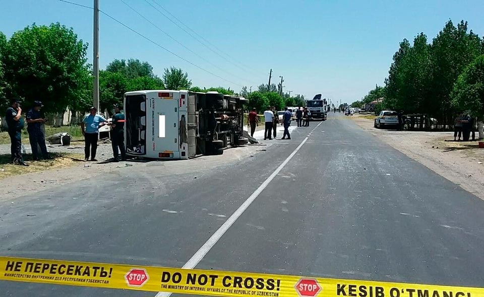 В Самаркандской области произошло лобовое столкновение пассажирского автобуса и "Дамаса". Два человека погибли 