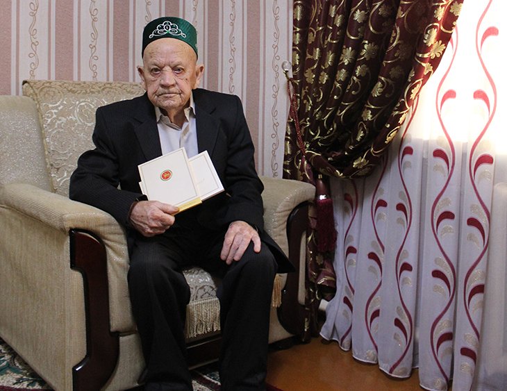Президент Татарстана поздравил 100-летнего узбекистанца 