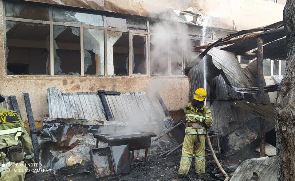 В столовой на территории Ташкентского технического университета произошел пожар. Видео 