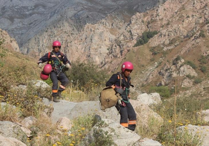 Спасатели нашли в горах Ташкентской области заблудившихся туристов