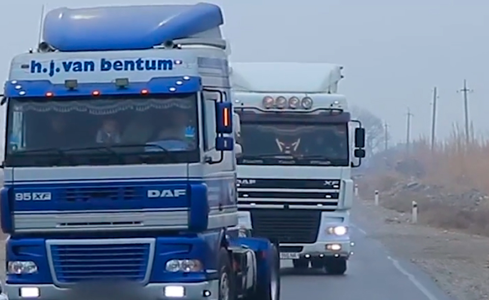 Свадебный кортеж из грузовиков в Бухарской области стал причиной большого затора. Видео  