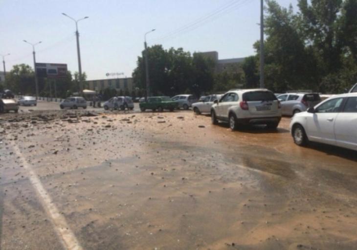 На Малой кольцевой дороге в Ташкенте прорвало трубопровод