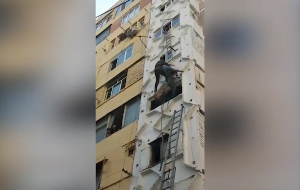 Сотрудники МЧС спасли в Ташкенте девочку, которая чуть не упала с балкона пятого этажа. Видео 