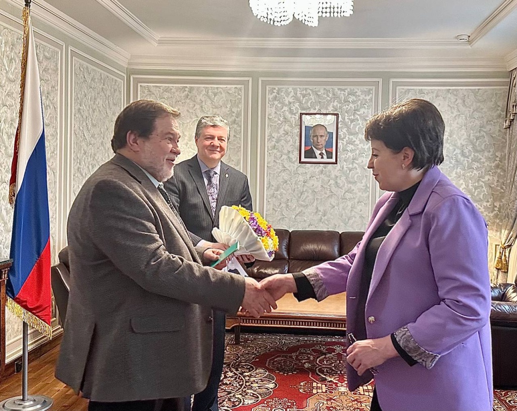 В посольстве России в Ташкенте вручили первое в Узбекистане свидетельство репатрианта