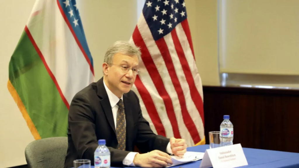 Экс-посол США в Узбекистане заявил, что Америка "сдала" информационную войну в Центральной Азии
