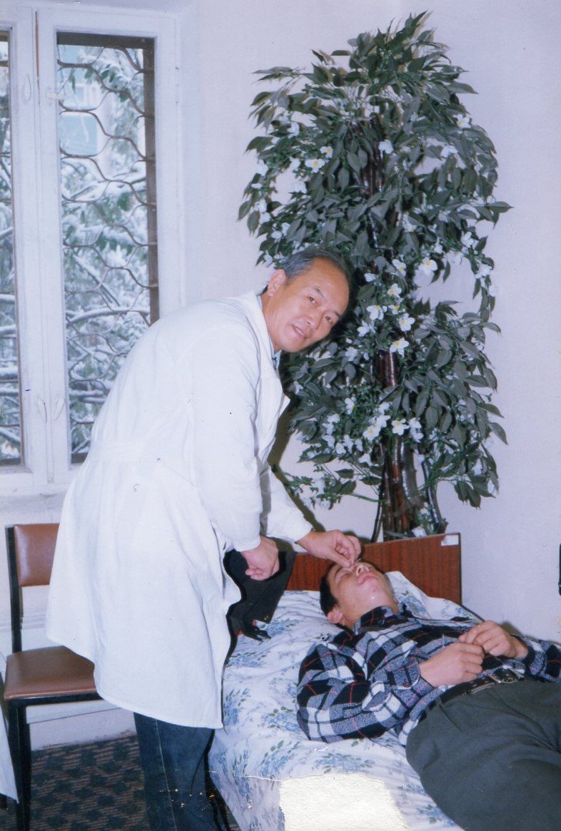 Чжоу Сяопин принимает пациента img250.jpg