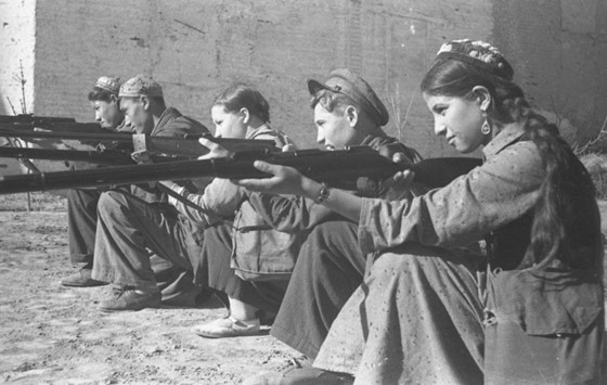 Учащиеся педагогического училища - за военной подготовкой. Бухара, 1943 год. 456564564.jpg