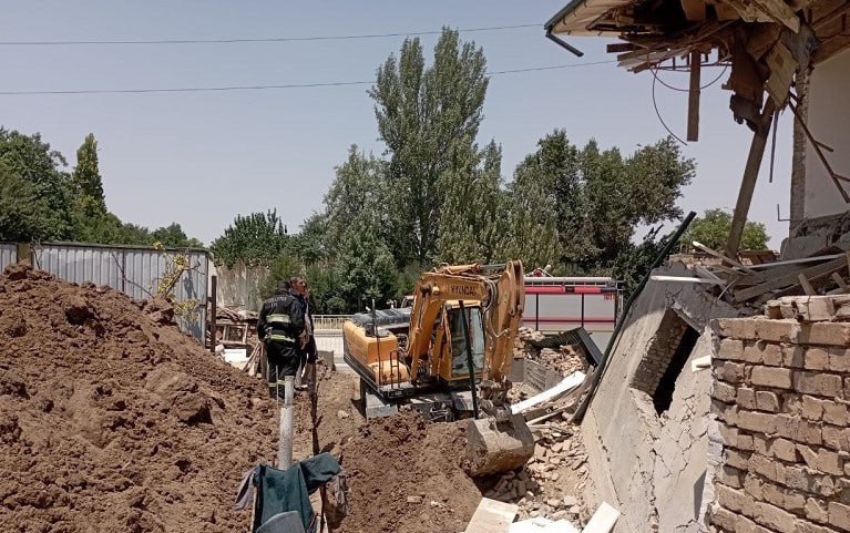 В Ташкенте из-за строительных работ обрушилась часть дома. Под завалами оказалась двухлетняя девочка