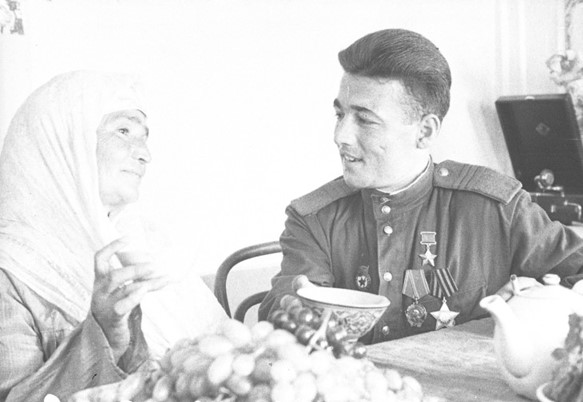 Рузи Азимов, Герой Советского Союза со своей матерью. Бухара, 1945 год. 78978945.jpg