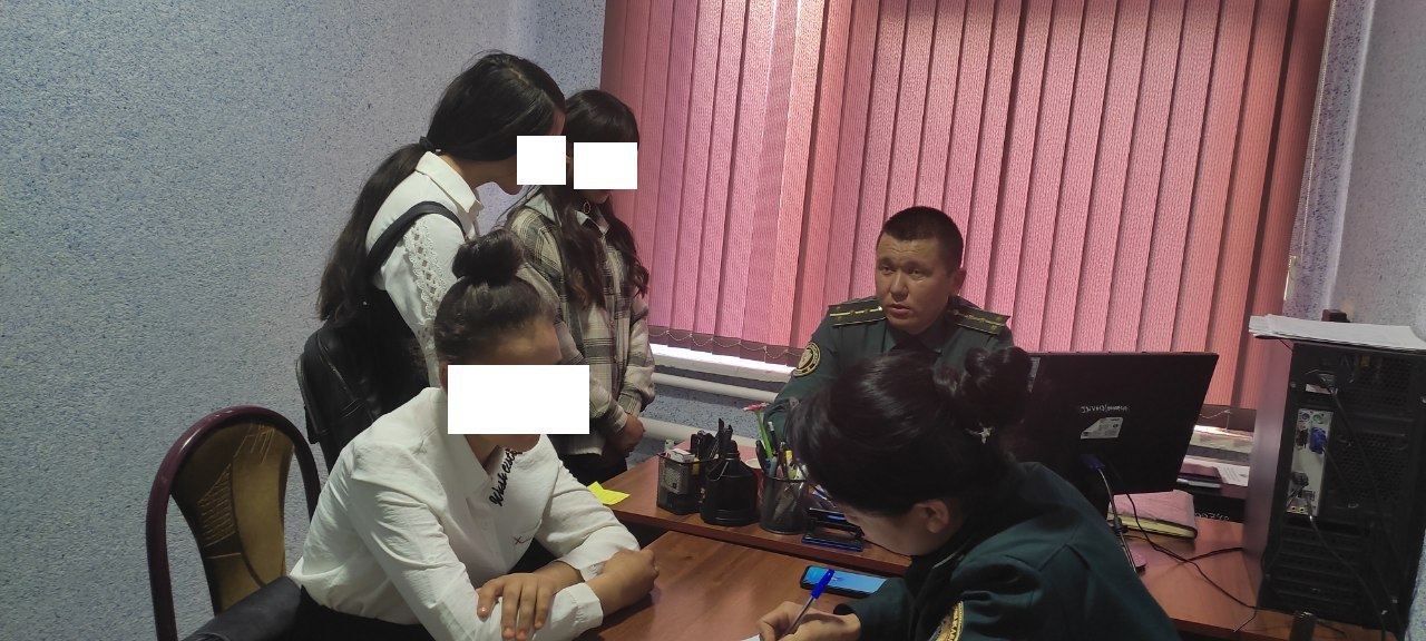 Школа на школу. Ученицы восьмых классов устроили массовую драку в Самаркандской области