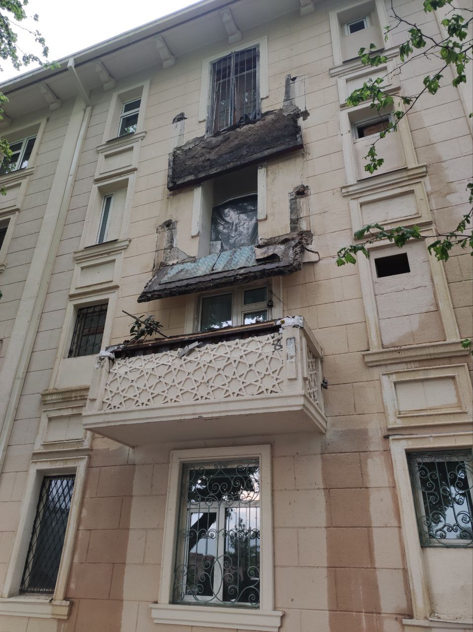В Ташкенте во время грозы обрушились несколько балконов жилого дома