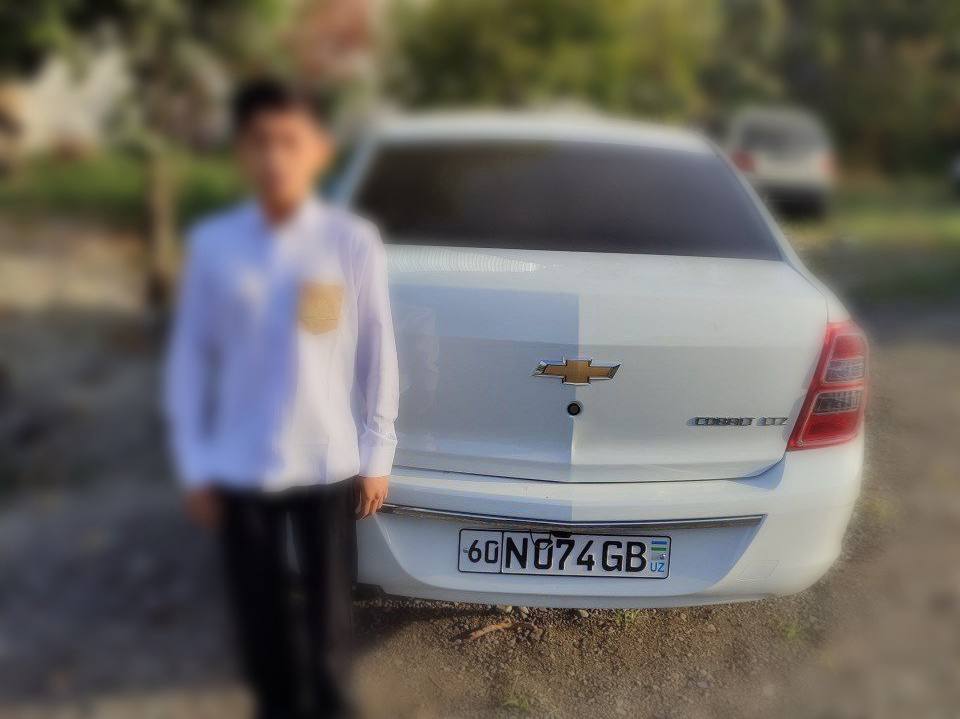 В Андижанской области двое школьников приехали на учебу на отцовских автомобилях